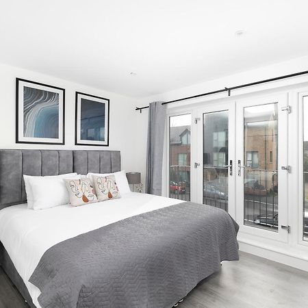 Cozy Apartments With King Size Beds Near Enfield Town & Chase Farm Train Stations With Wifi And Parking 외부 사진
