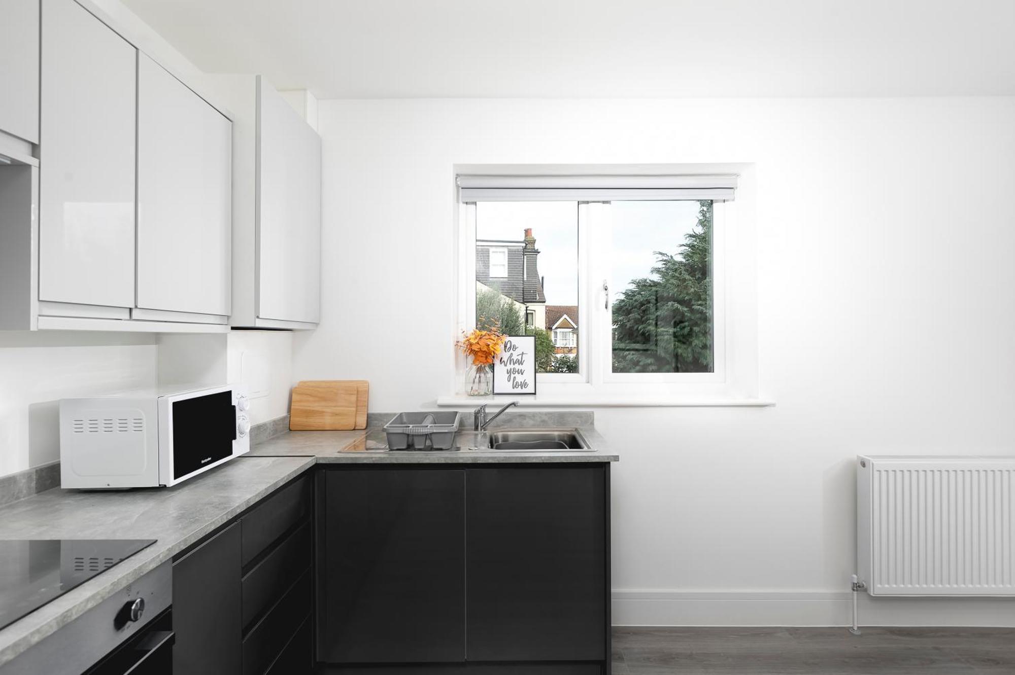 Cozy Apartments With King Size Beds Near Enfield Town & Chase Farm Train Stations With Wifi And Parking 외부 사진