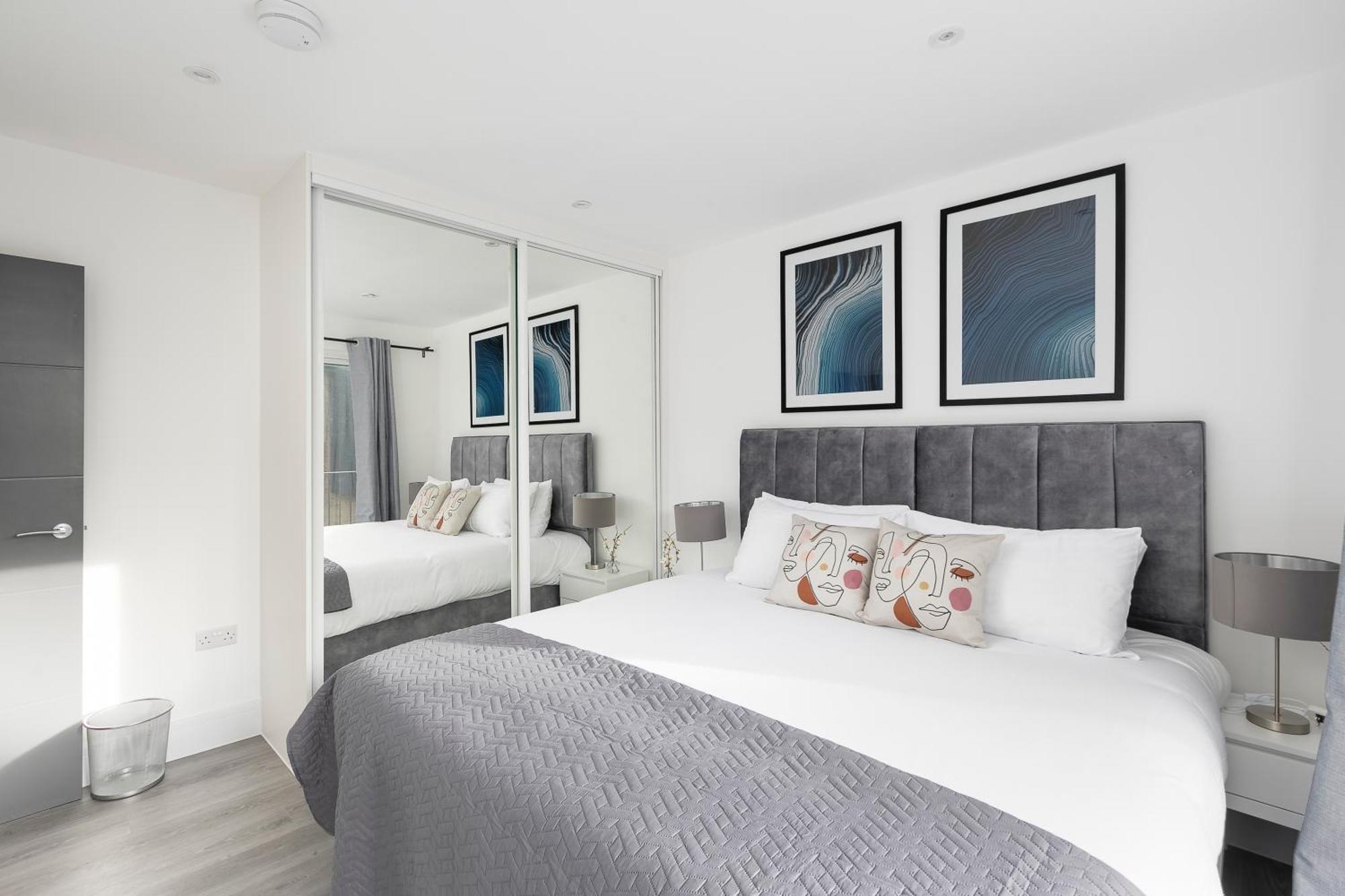 Cozy Apartments With King Size Beds Near Enfield Town & Chase Farm Train Stations With Wifi And Parking 외부 사진