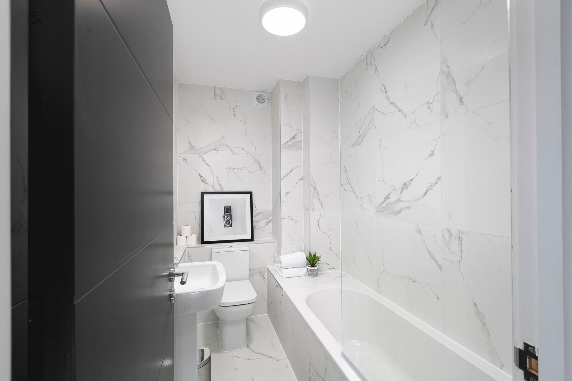 Cozy Apartments With King Size Beds Near Enfield Town & Chase Farm Train Stations With Wifi And Parking 외부 사진