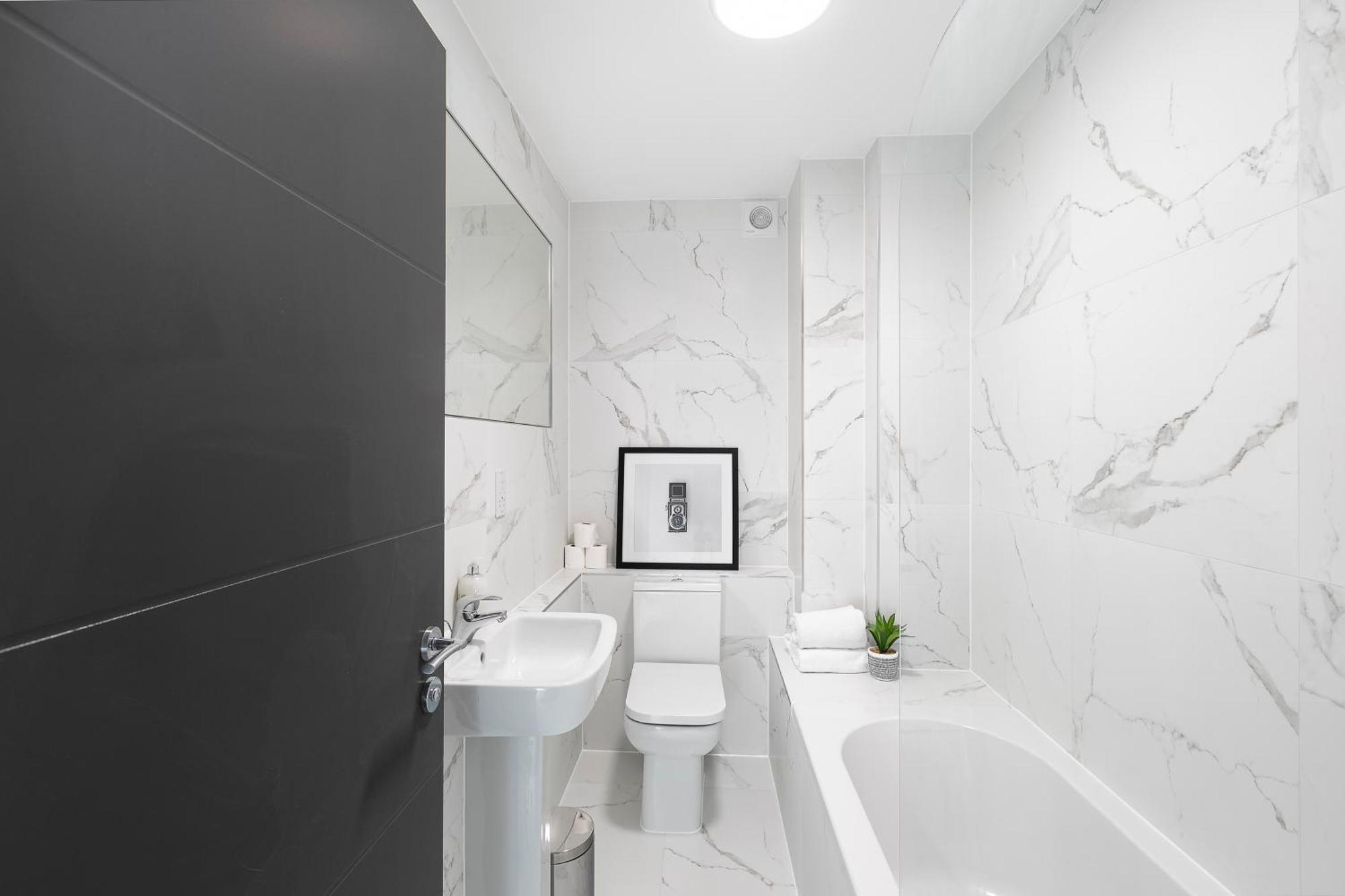 Cozy Apartments With King Size Beds Near Enfield Town & Chase Farm Train Stations With Wifi And Parking 외부 사진