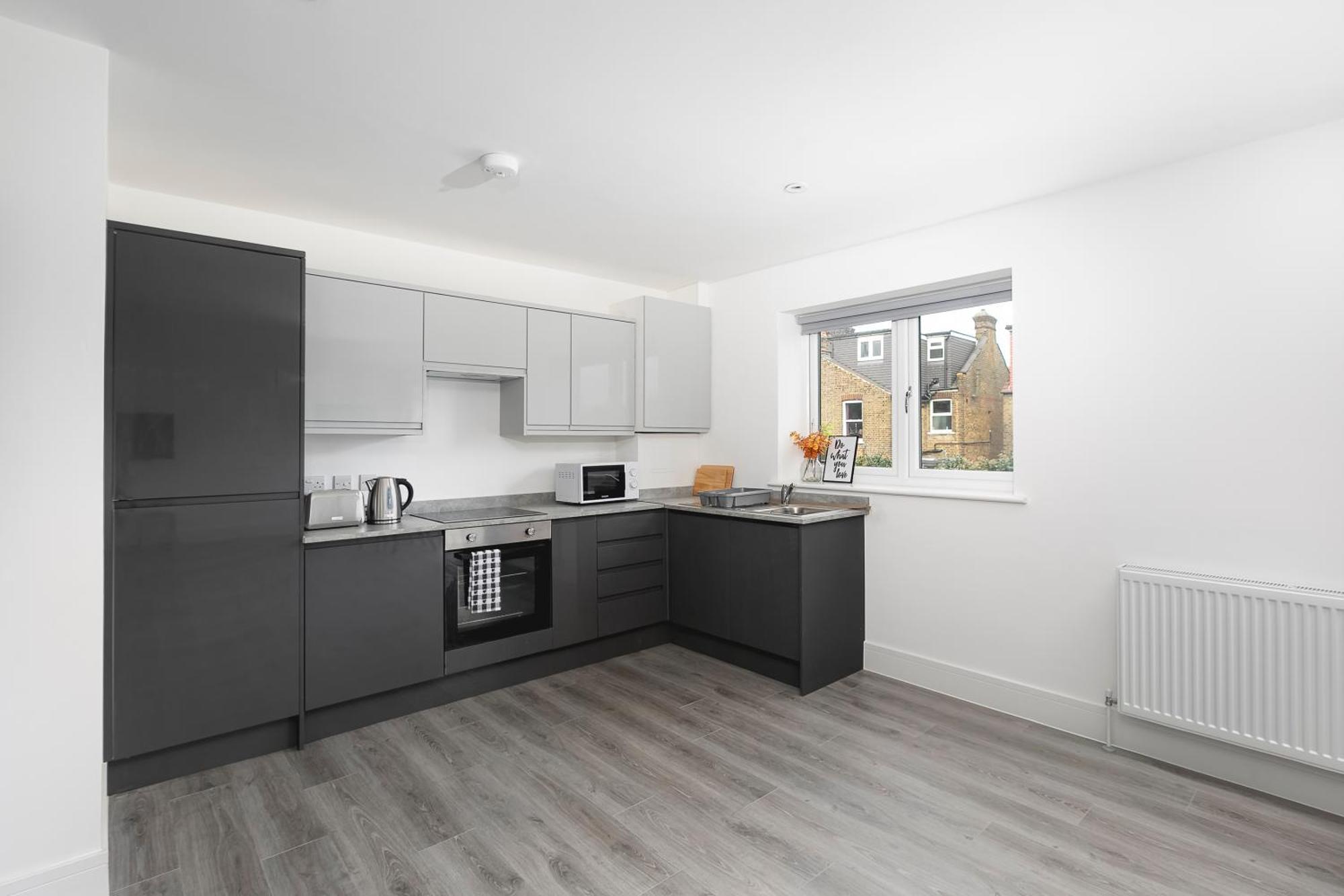 Cozy Apartments With King Size Beds Near Enfield Town & Chase Farm Train Stations With Wifi And Parking 외부 사진
